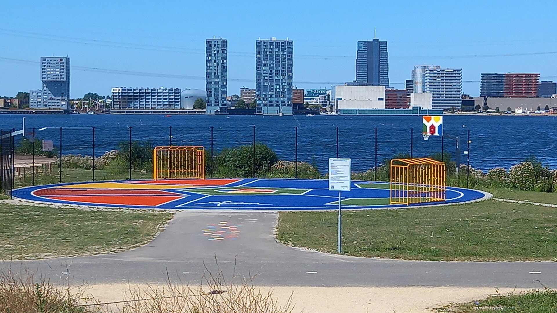 Almere Stad gezien over het Weerwater