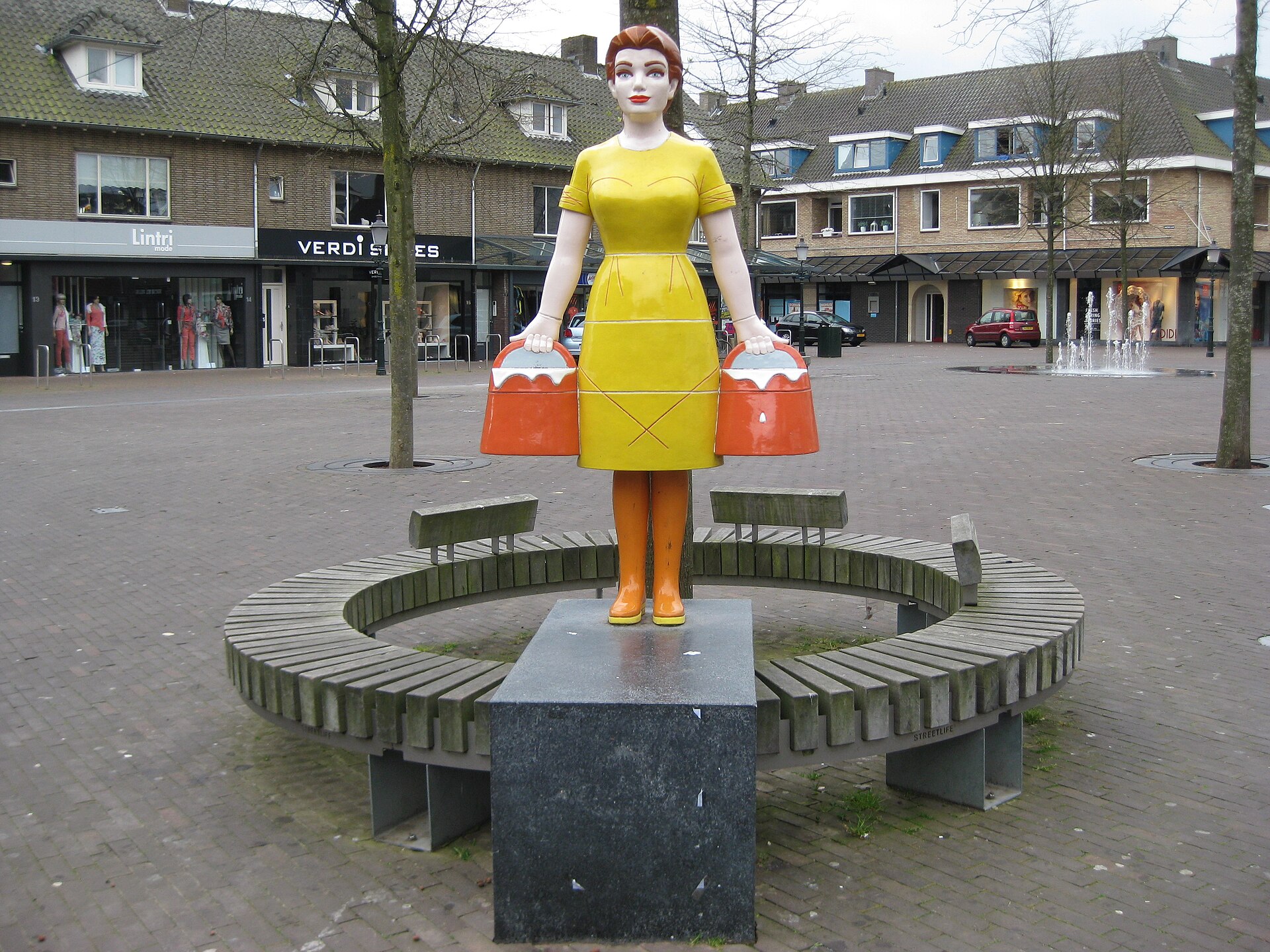 Huizer Melkmeisje op het Oude Raadhuisplein in Huizen